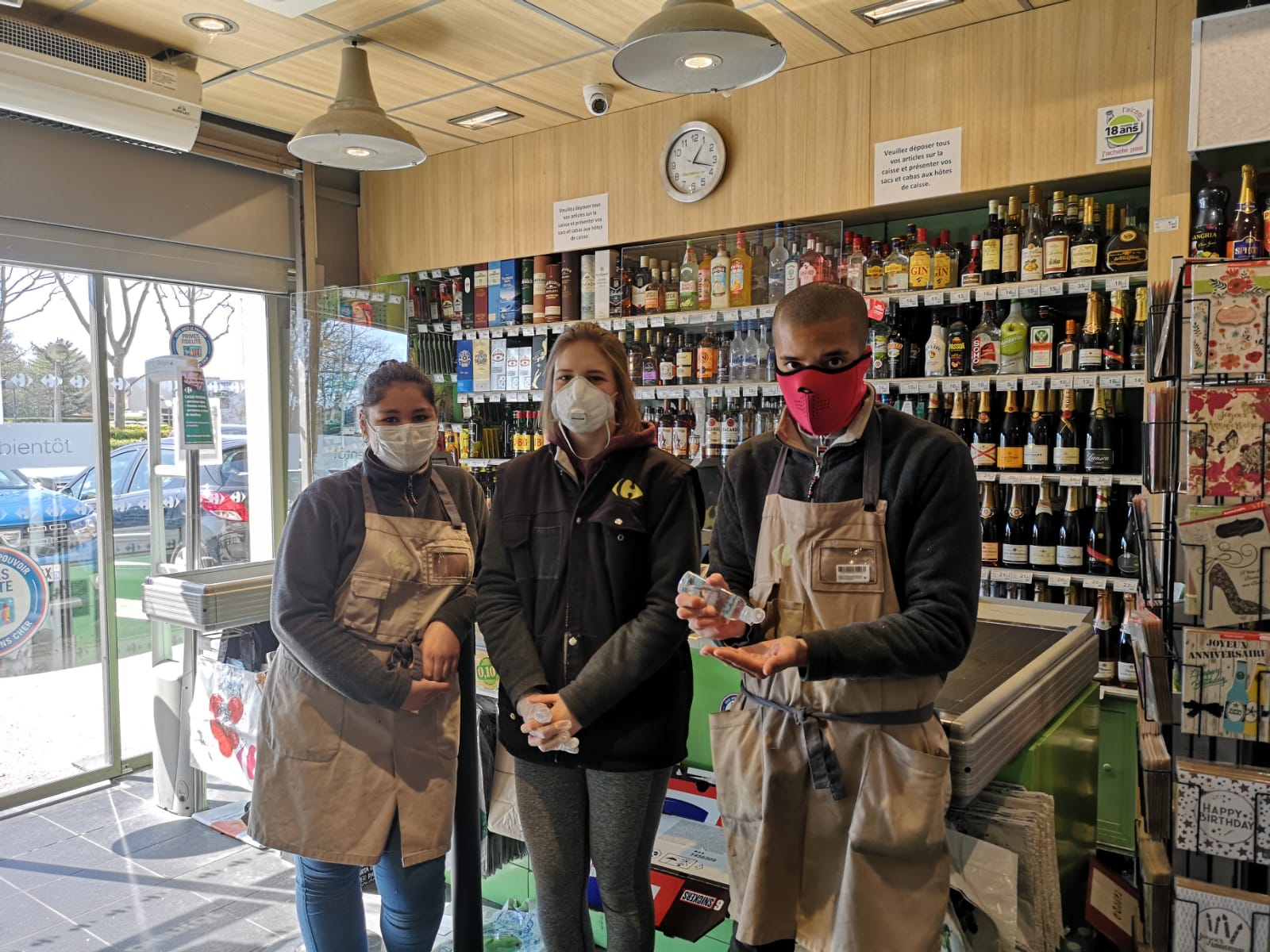 Nos jeunes apprentis s'équipant avant l'ouverture du magasin