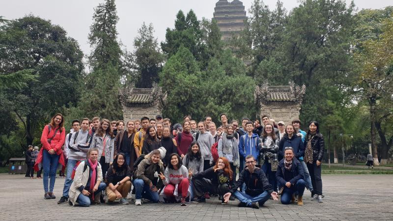 Au détour d'une visite, le groupe prend la pose.