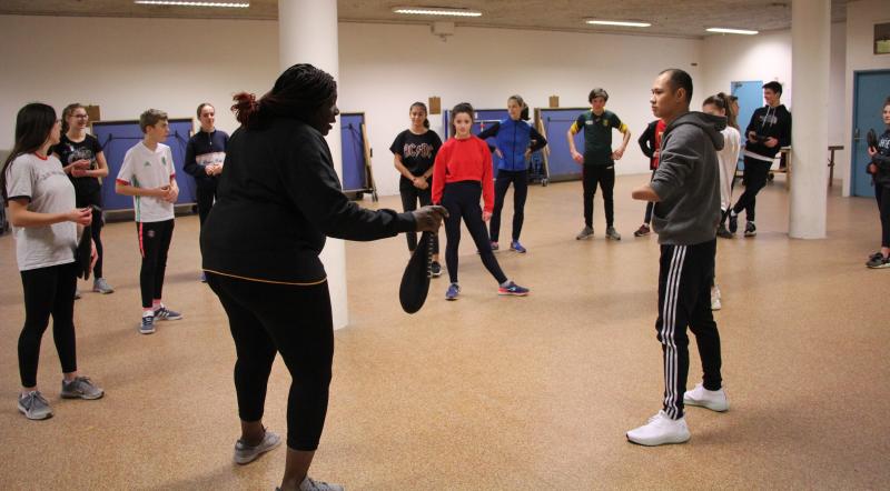 Gwaldys Epangue (à gauche) et Bopha Kong (à droite) présentent le prochain exercice