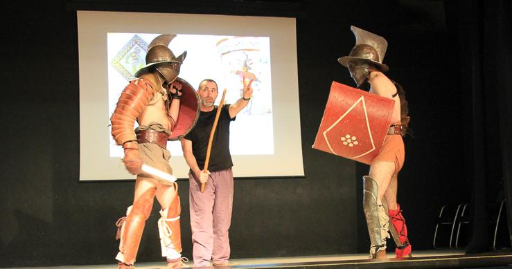 Les gladiateurs en plein combat sur la scène du théâtre