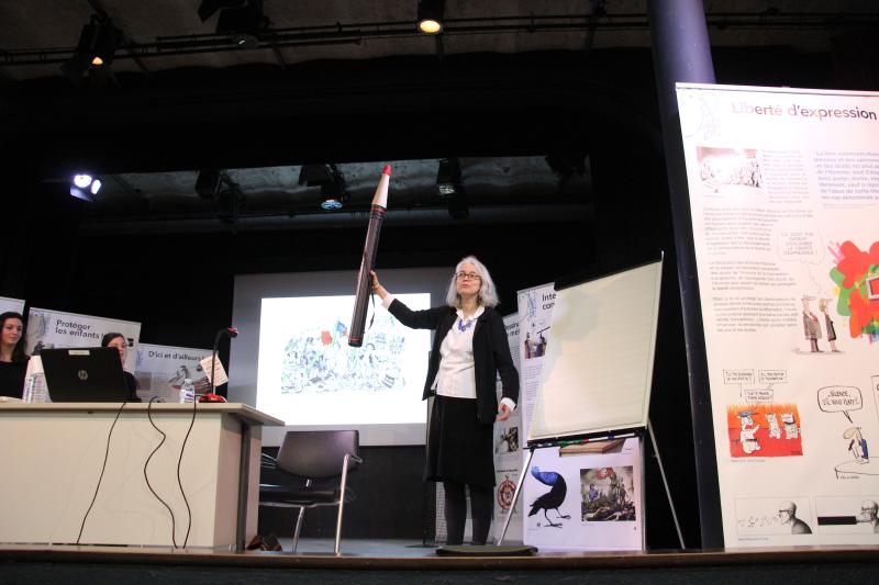 Agnès Lanchon sur la scène du théâtre de Notre-Dame du Grandchamp