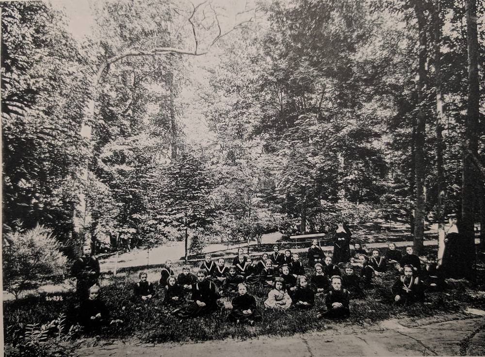 [Photo] Jeunes filles, vue du parc