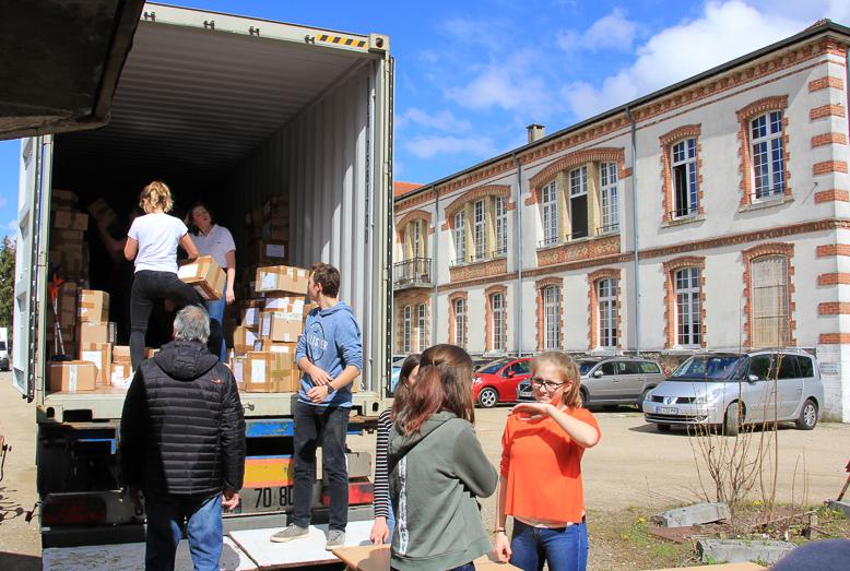 Les élèves en plein chargement du conteneur à destination du Sénégal