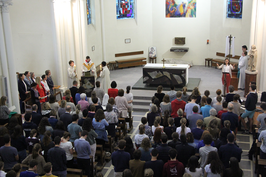 Envoi des étudiants dans la chapelle de l'établissement