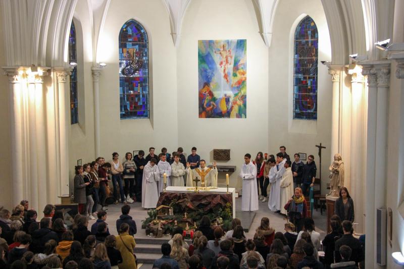 Père Plainecassagne présidant la messe d'entrée en Avent en la chapelle de Notre-Dame du Grandchamp