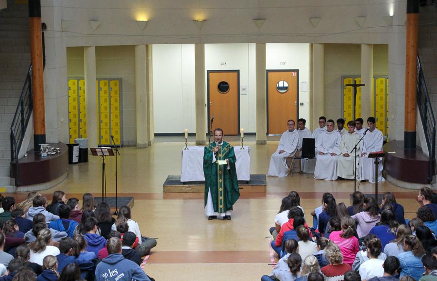 Le Père Plainecassagne officie dans le Grand Hall