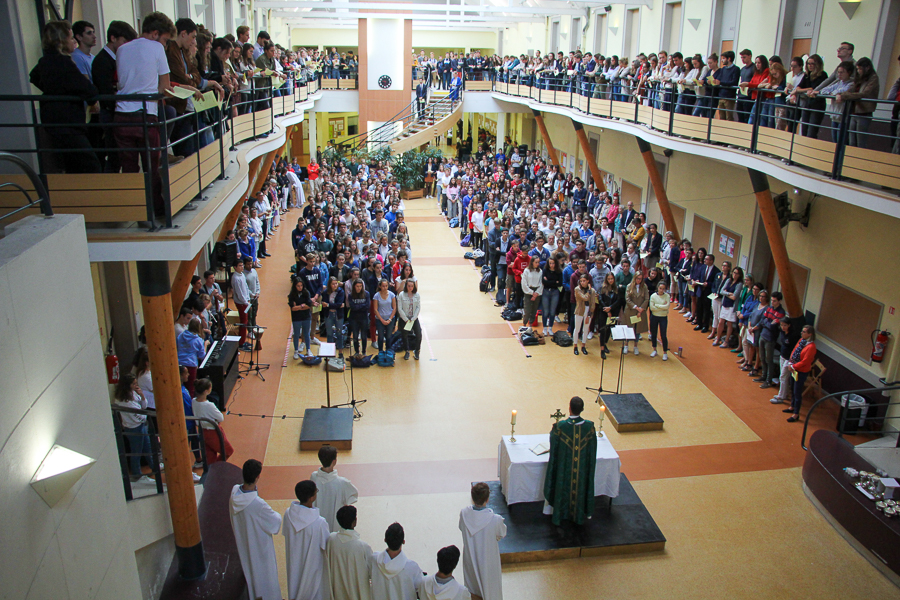 Le Père Plainecassagne officie dans le Grand Hall