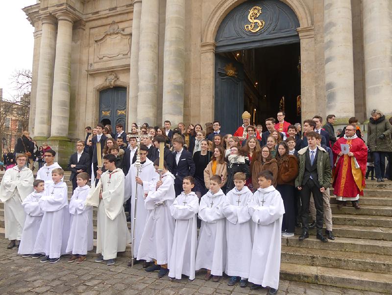 Les confirmands sur le parvis de la cathédrale