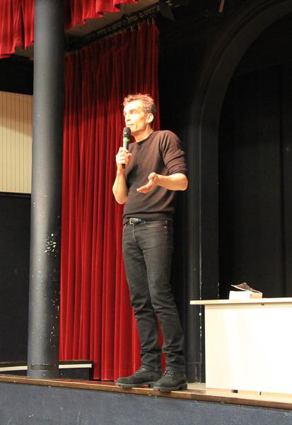 Raphaël Enthoven sur la scène du théâtre
